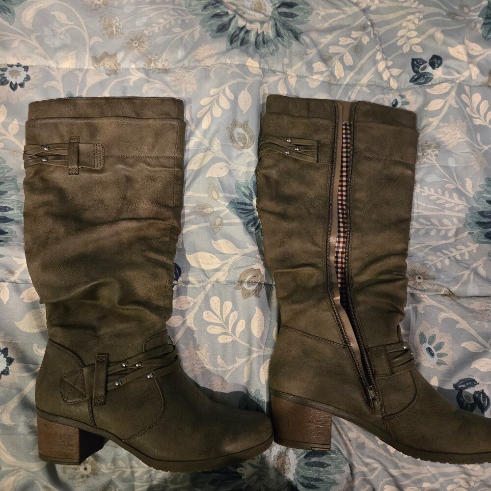 White Mountain taupe boots